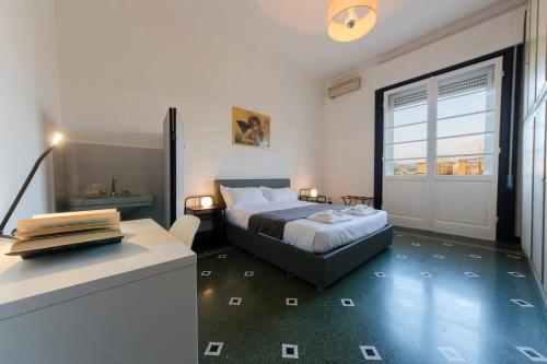 Ένα ή περισσότερα κρεβάτια σε δωμάτιο στο ALTIDO Splendid Apartment for 8 with Beautiful SeaView