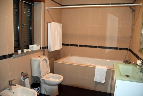 ペナコーヴァにあるCasa do Outeiroのバスルーム(トイレ、洗面台、バスタブ付)
