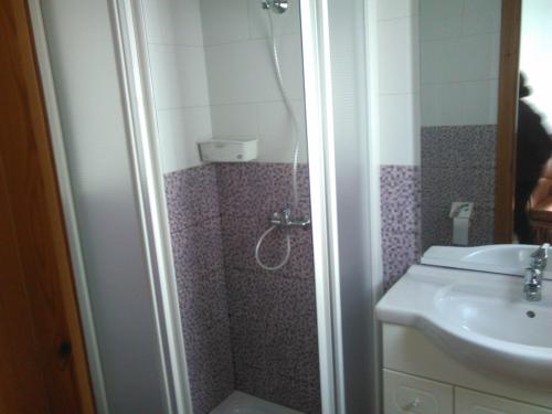 La salle de bains est pourvue d'une douche et d'un lavabo. dans l'établissement habitación turquesa, à Barbate