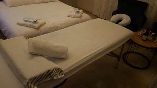 a room with two beds with towels on a table at zimmer cigale in Odem