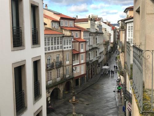 uma rua da cidade com edifícios e pessoas andando pela rua em A Casiña do Leo em Ourense