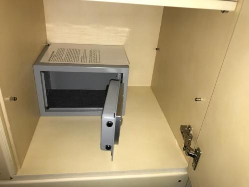 a small kitchen with a microwave in a room at Villa nevada -20 min da Roma in Ladispoli