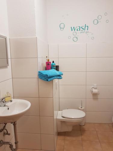 a bathroom with a toilet and a sink at Unterkunft einfach und zentral in Erfurt