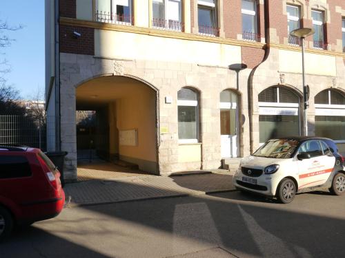 a small car parked in front of a building at Unterkunft einfach und zentral in Erfurt