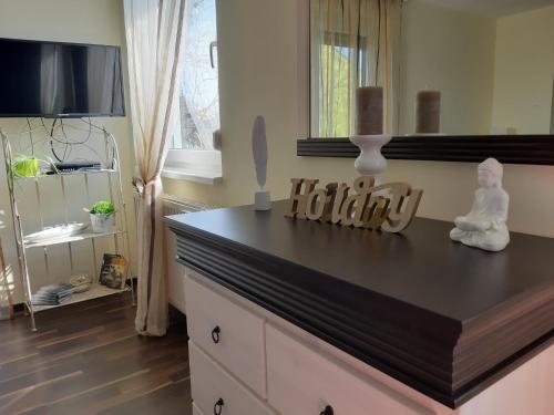 a living room with a black counter top with a television at Sonnenoase in Deutschkreutz