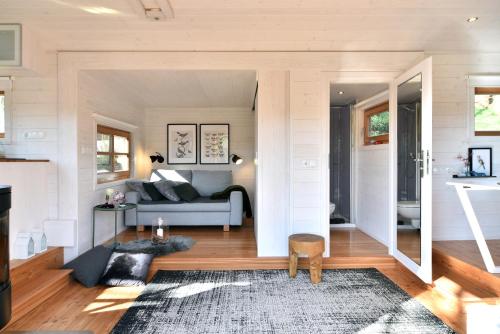a living room with a couch and a rug at Tiny House Dreischwesternherz in Trier