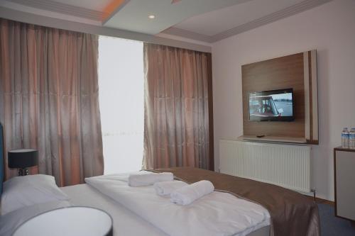 Una cama o camas en una habitación de TEVETOGLU HOTEL