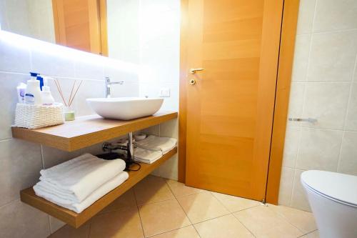 La salle de bains est pourvue d'un lavabo et d'un miroir. dans l'établissement Guest House Marco Polo, à Vicence