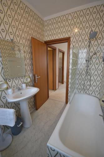 a bathroom with a sink and a toilet and a tub at MeM House - Tra il Lago di Garda e Verona in Castelnuovo del Garda