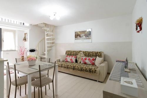 - un salon avec un canapé et une table dans l'établissement Maurizio e Alessia House, à Naples