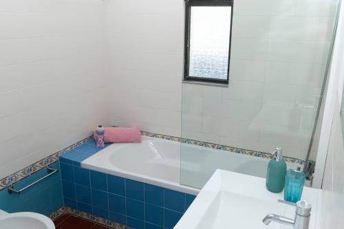 La salle de bains est pourvue d'une baignoire et d'un lavabo. dans l'établissement Olhos Do Mar Albufeira, à Albufeira