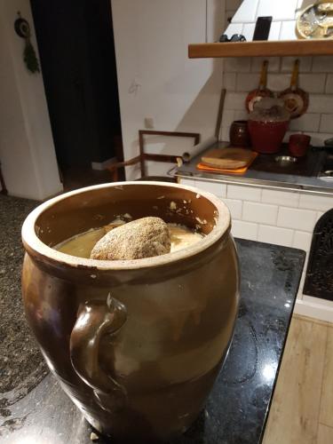 a large pot sitting on a counter in a kitchen at Dom Gościnny Hansel & Gretel in Kallinowen