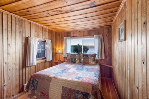 Postel nebo postele na pokoji v ubytování West Beach Resort