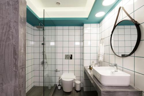 łazienka z umywalką i toaletą w obiekcie NK Apartments w mieście Falasarna