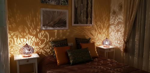 pokój z dwoma lampami na stołach z kanapą w obiekcie Apartment Campoamor Descansa w mieście Campoamor
