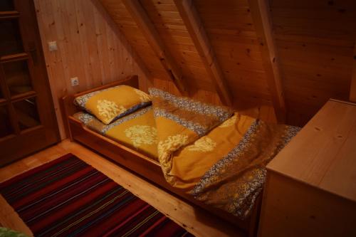 ein kleines Zimmer mit einem Bett in einer Hütte in der Unterkunft Vikendica Ristić in Šljivovica