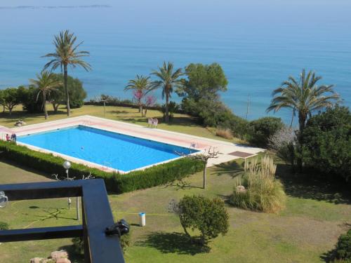 a swimming pool with the ocean in the background at Panorama 29 in Miami Platja