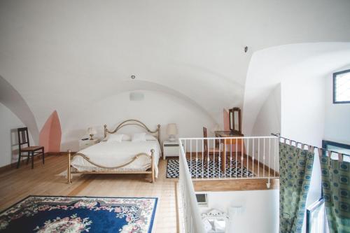 een slaapkamer met een bed in een witte kamer bij La Casa Dei Nonni in Irsina