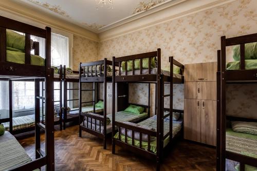 Двох'ярусне ліжко або двоярусні ліжка в номері Leosphere Hostel