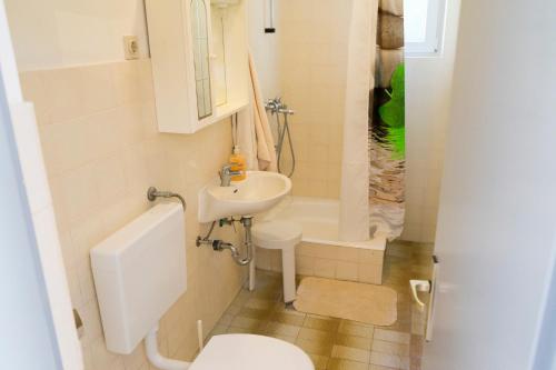 małą łazienkę z toaletą i umywalką w obiekcie Tania Apartment w mieście Prižba
