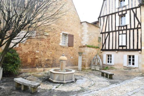 a building with a fountain in front of a building at Habitation Saint-Clar Vieille Ville in Bergerac