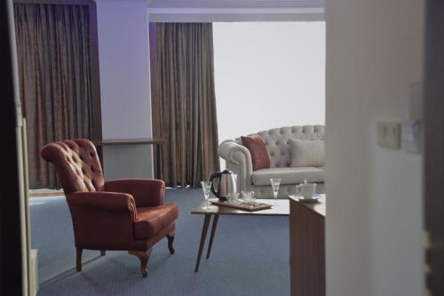 Un lugar para sentarse en TEVETOGLU HOTEL