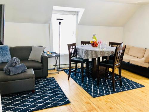 Posezení v ubytování L'Appartement de la Suite North Hatley