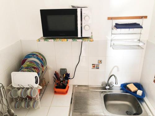 a small kitchen with a sink and a microwave at Jardin des sucriers 2 in Trois-Rivières