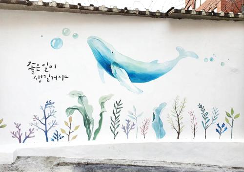 un mural de una ballena en el lateral de un edificio en Five hotel Jongno en Seúl