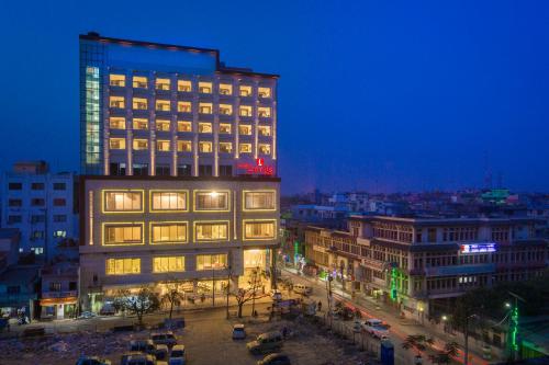 un edificio alto con luces encendidas en una ciudad por la noche en Diyalo Lords Plaza Birgunj en Bīrganj