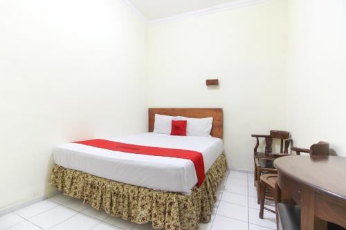 Postel nebo postele na pokoji v ubytování RedDoorz near Kranggan Tugu Jogja