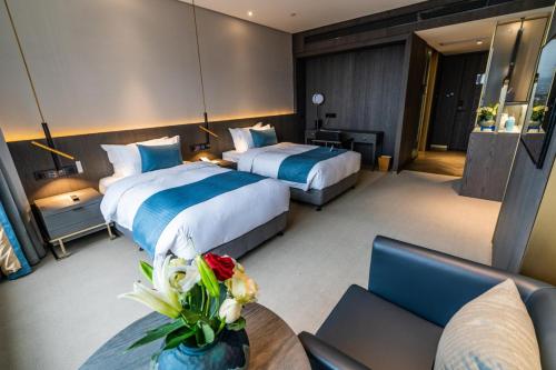 Ein Bett oder Betten in einem Zimmer der Unterkunft Hangzhou Cosy Park Hotel(Liangzhu)