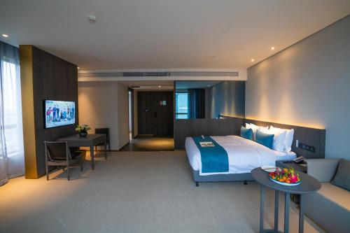 Postel nebo postele na pokoji v ubytování Hangzhou Cosy Park Hotel(Liangzhu)