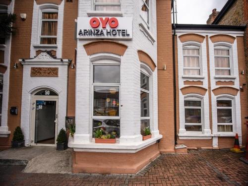 una tienda frente al hotel aania en un edificio de ladrillo en OYO Arinza Hotel, London Ilford, en Ilford