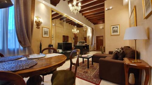 - un salon avec une table et un canapé dans l'établissement Residenza Ca' Brighella, à Venise
