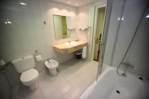 uma casa de banho com um WC, um lavatório e um chuveiro em Hotel del Carme em Vilagrasa