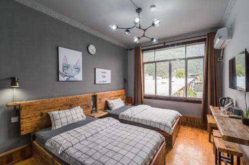 Postel nebo postele na pokoji v ubytování Hi Grey Hostel Xingping