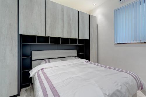 um quarto com uma cama grande e uma cabeceira preta em Modern Apartment 20 meters from the Promenade em Sliema