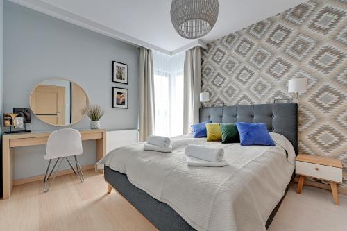 una camera con un grande letto e uno specchio di Tomorrow Land : Nadmorze Premium a Danzica