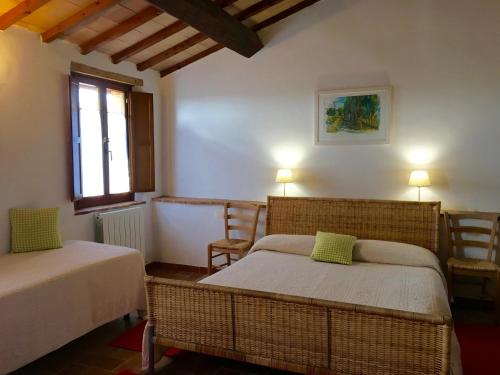 1 dormitorio con 2 camas y ventana en Casa Cernano en Castelnuovo Berardenga