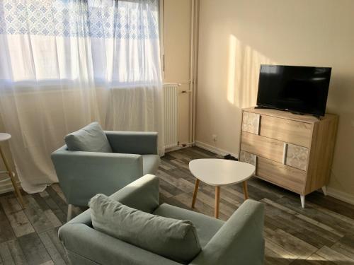 Televisyen dan/atau pusat hiburan di Studio Richelieu 2 et son parking privé