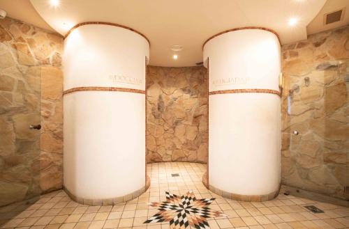 a bathroom with two white columns in a room at Hotel San Martino in San Martino di Castrozza
