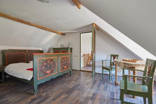 1 dormitorio con 1 cama, mesa y sillas en Convivium Transilvania, en Criţ