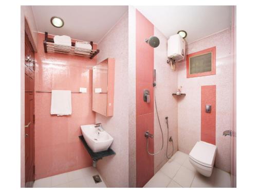 La salle de bains est pourvue d'un lavabo, d'une douche et de toilettes. dans l'établissement Max Classic Serviced Apartment, à Chennai