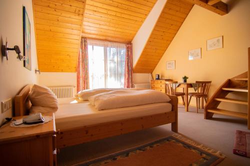 Postel nebo postele na pokoji v ubytování Gästehaus Hellmer