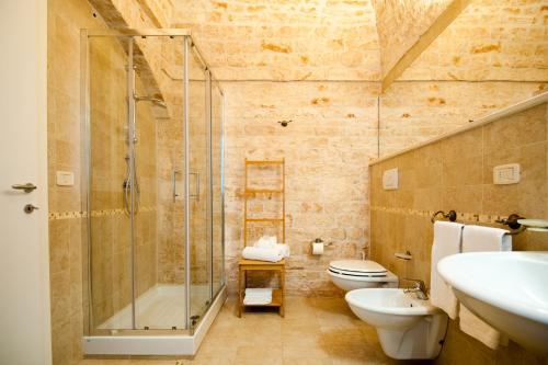 La salle de bains est pourvue d'une douche, de toilettes et d'un lavabo. dans l'établissement Pietre in Aria, à Noci
