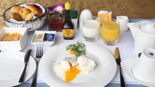 Una mesa con un plato de huevos y leche. en Mangrove Tree Resort World Sanya Bay- Queen Palm Towers, en Sanya