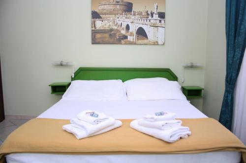 ローマにあるLa Dolce Vita Romanaのベッドルーム1室(ベッド1台、タオル2枚付)