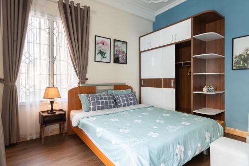 Ένα ή περισσότερα κρεβάτια σε δωμάτιο στο Hanoi Crocus Homestay