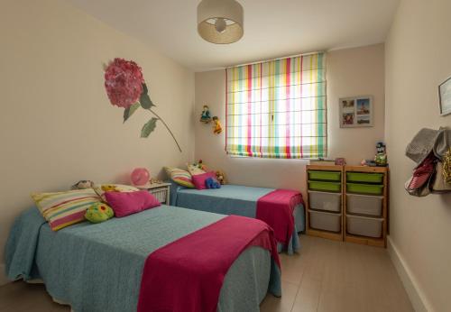 1 Schlafzimmer mit 2 Betten und einem Fenster in der Unterkunft Acebuches 30 in San Agustín